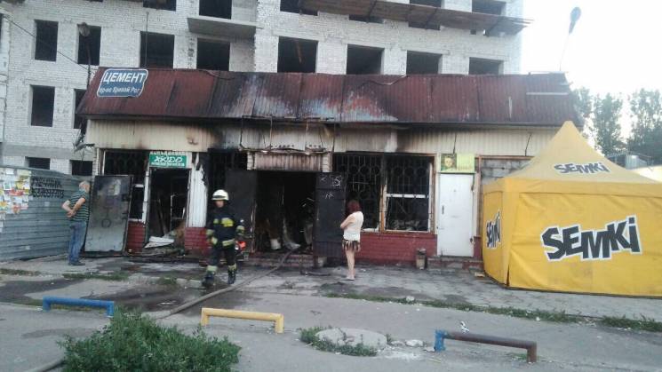 У Дніпрі згоріли два магазини…