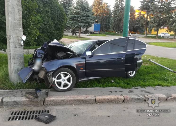 У Полтаві BMW врізалася в стовп, постраж…