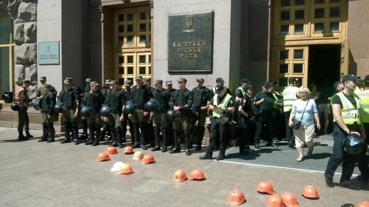 Активисты пошли на штурм Киевсовета из-з…