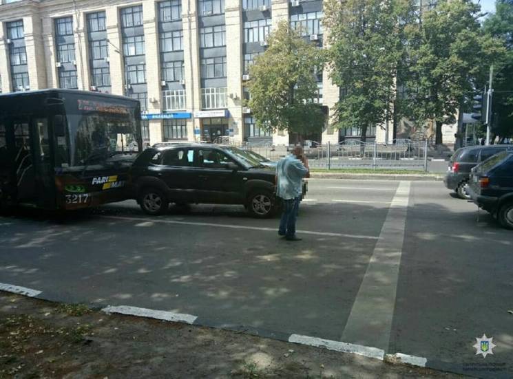 Харьковский троллейбус протаранил две ин…