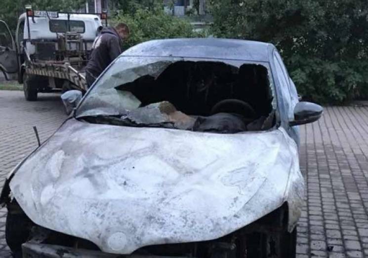 В Ужгороді згорів автомобіль офіцера Дер…