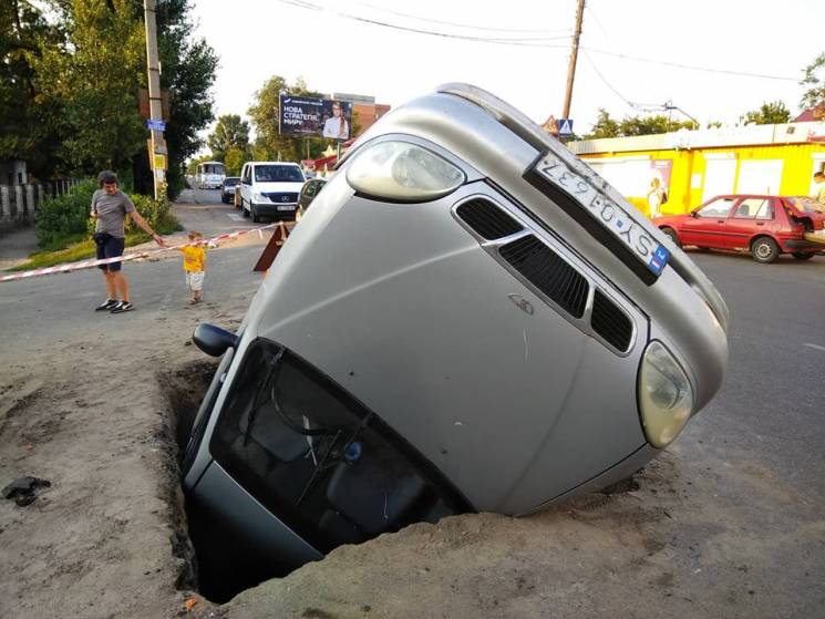 У Полтаві автівка впала у викопану комун…