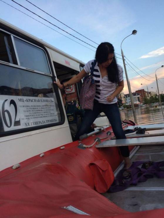 У Краснодарі затопило автобус: Людей ева…