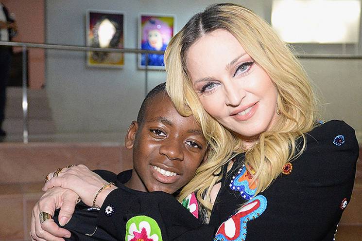 Мадонна відвезла усіх своїх дітей до Афр…