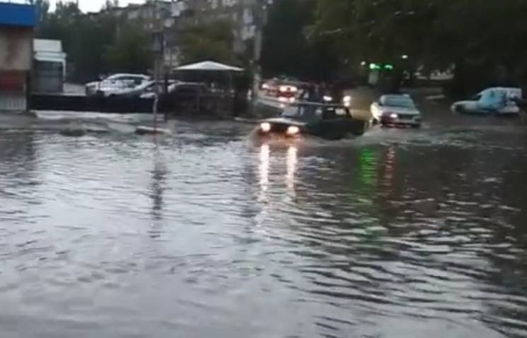 У Запоріжжі після зливи "плавали" автівк…