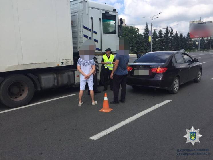 В Харькове грузовик и легковушка не поде…