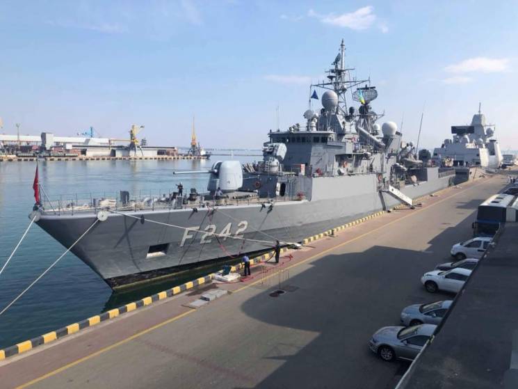 До одеського порту зайшли військові кора…