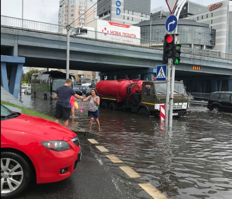 Потоп у столиці: Щоб пересуватися вулиця…