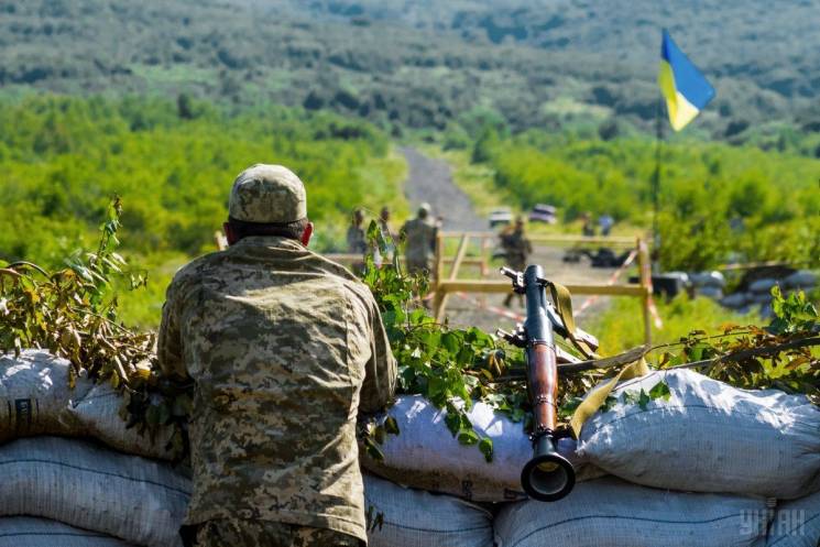 Сутки на Донбассе: Боевики стреляли из з…