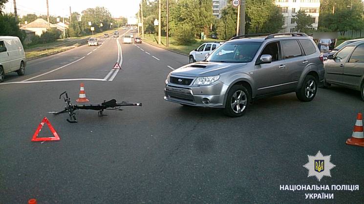 В Харькове водитель Subaru зацепил велос…