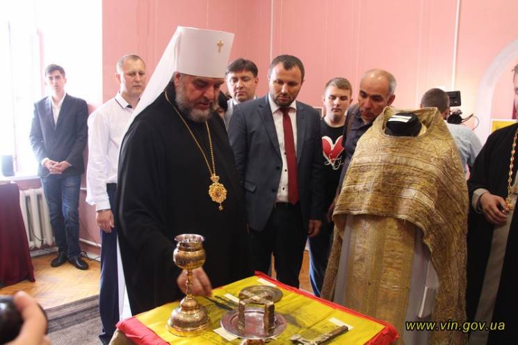 Вінницькі священики принесли в музей цер…