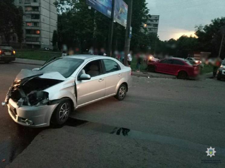 У Харкові на перехресті розбилися авто:…