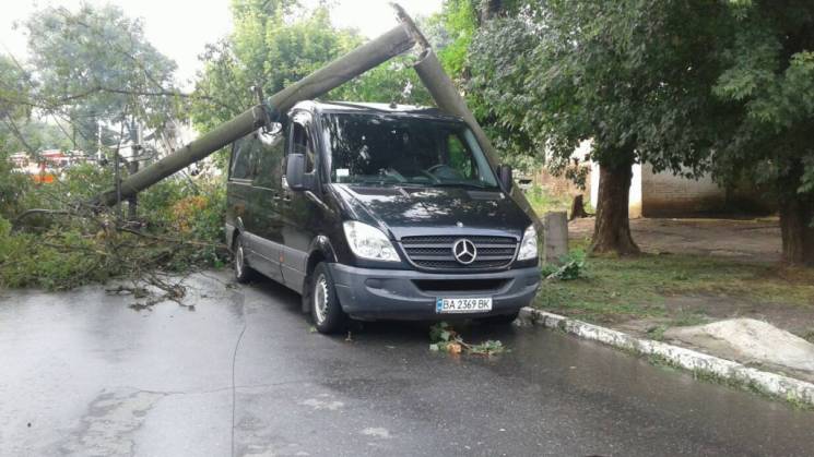 На Кропивниччині на автобус з людьми впа…