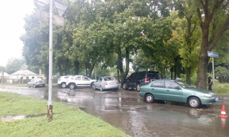На Харківщині через зливу зіткнулися авт…