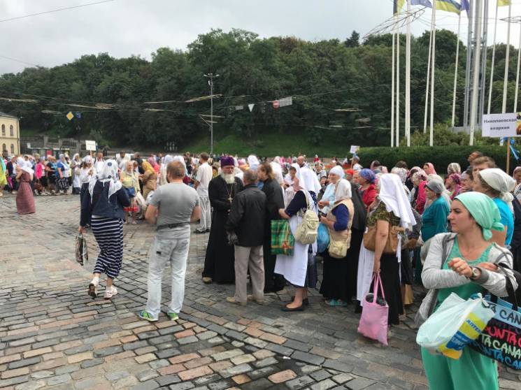 В Киеве проходит московский крестный ход…