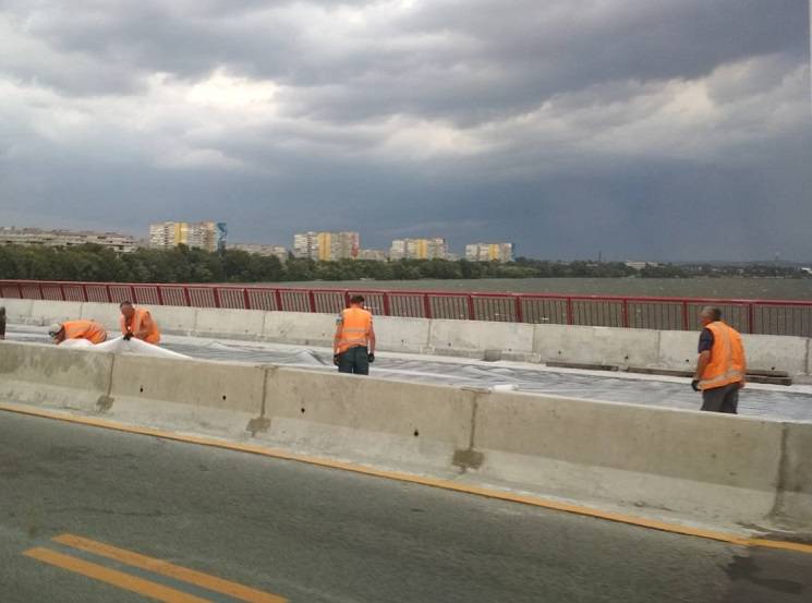 Как рабочие на Новом мосту спасают матер…