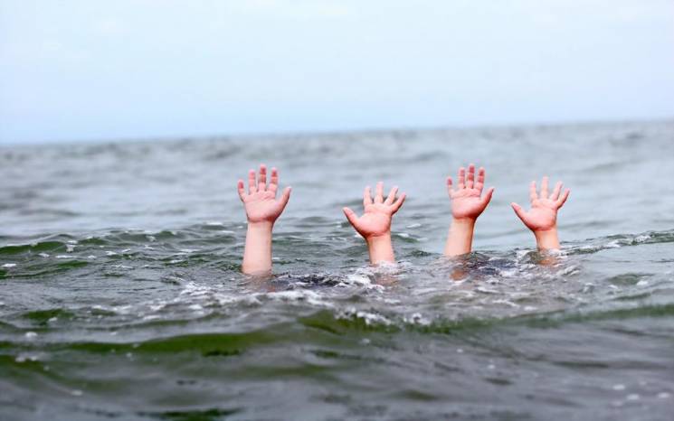 На Харьковщине в воде погибли два малоле…