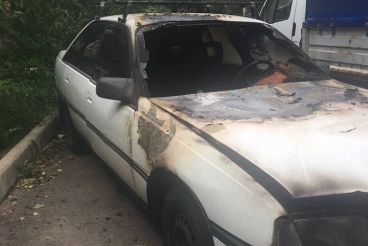 В Харькове огонь уничтожил авто…