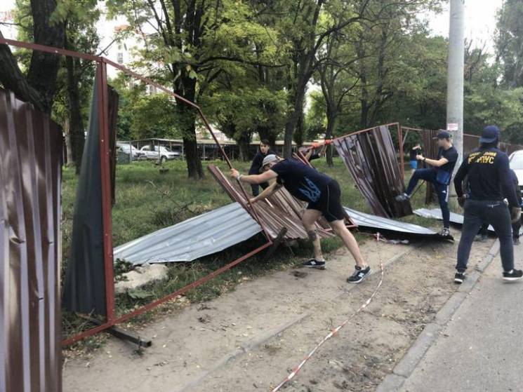 В Одесі активісти знесли незаконно встан…