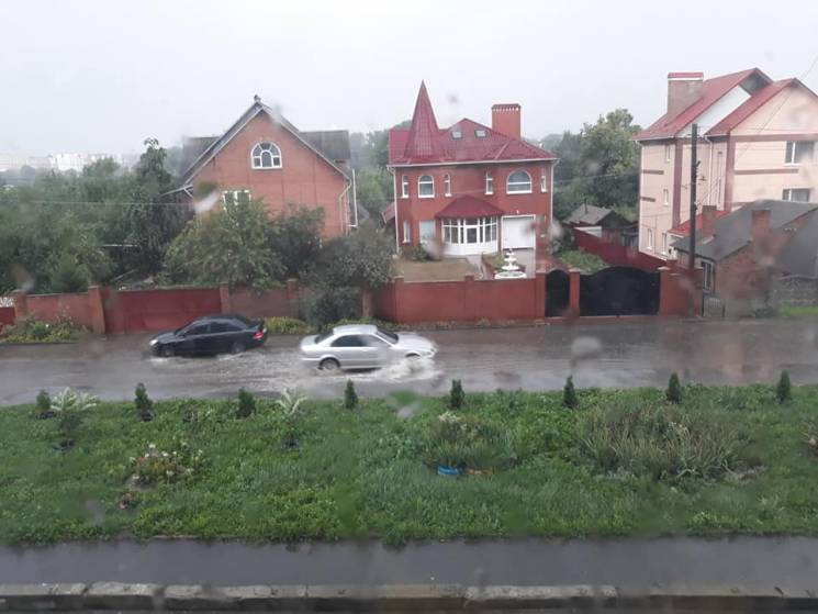 Буревій та злива у Хмельницькому: Шкваль…