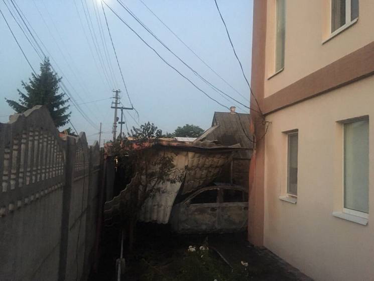 У Дніпрі палаюча автівка підпалила будин…