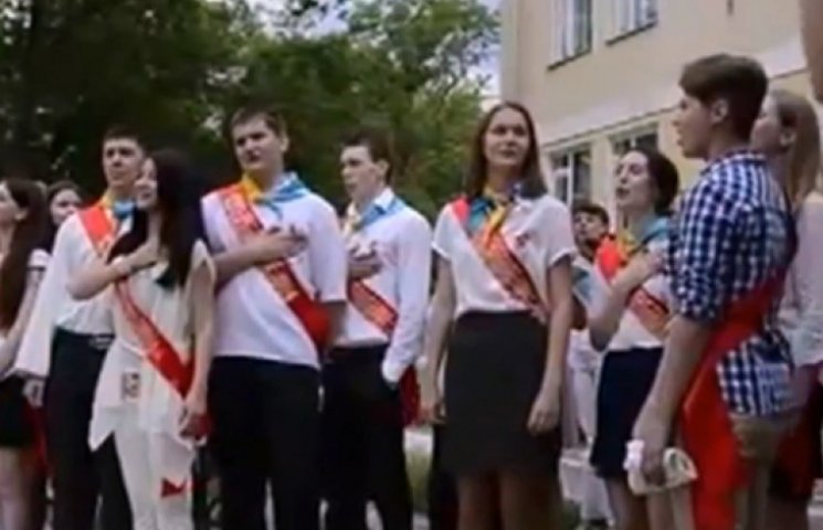 Ялтинские школьники спели украинский гим…