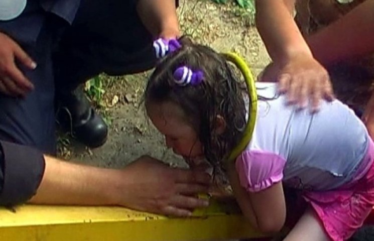 В Луганске спасали 3-летнюю девочку, гол…