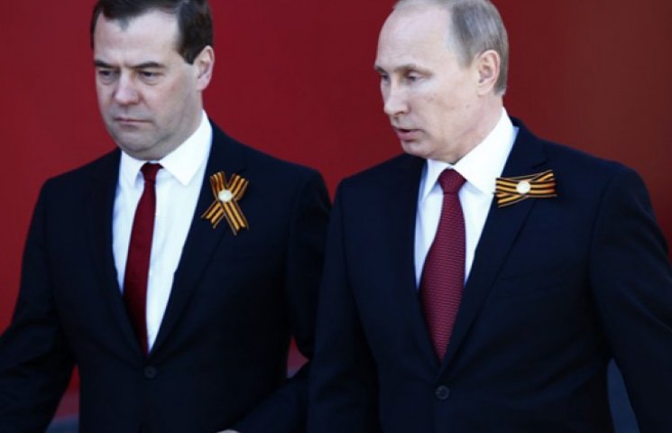 Медведев и Путин рассмешили Интернет сво…
