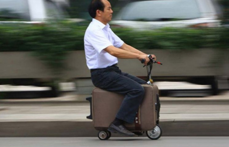 Китайский фермер изобрел чемодан-скутер…
