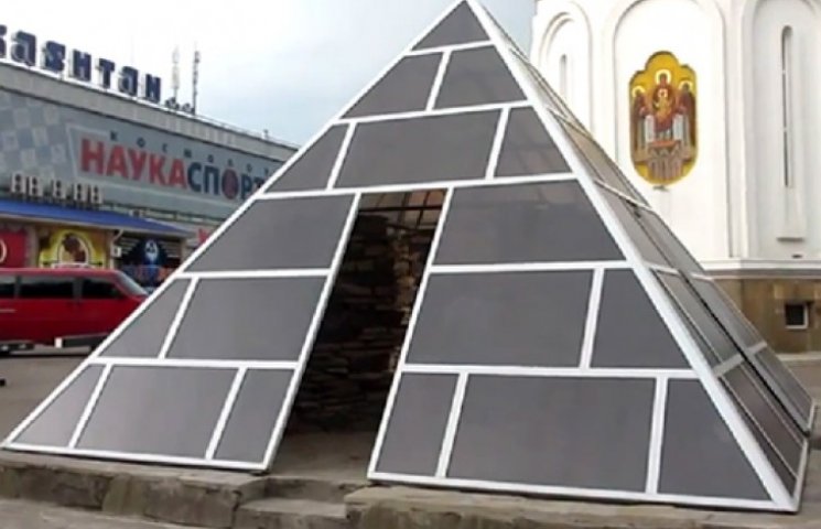Луганчане прячутся от войны в пирамиде д…