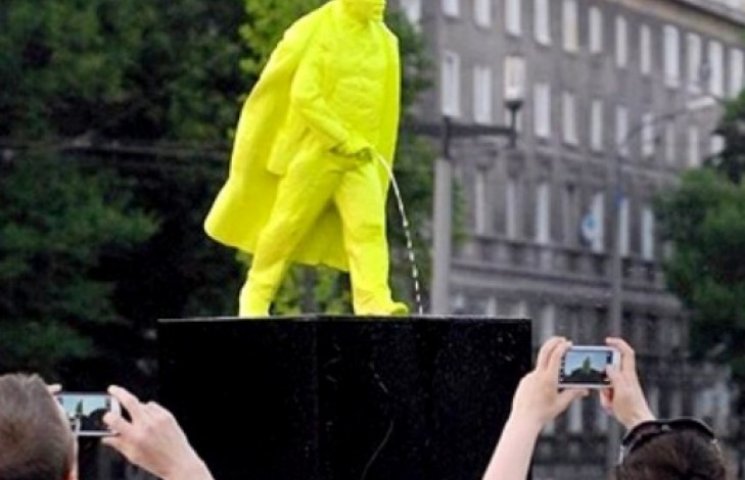 В Кракове появился памятник писающему Ле…