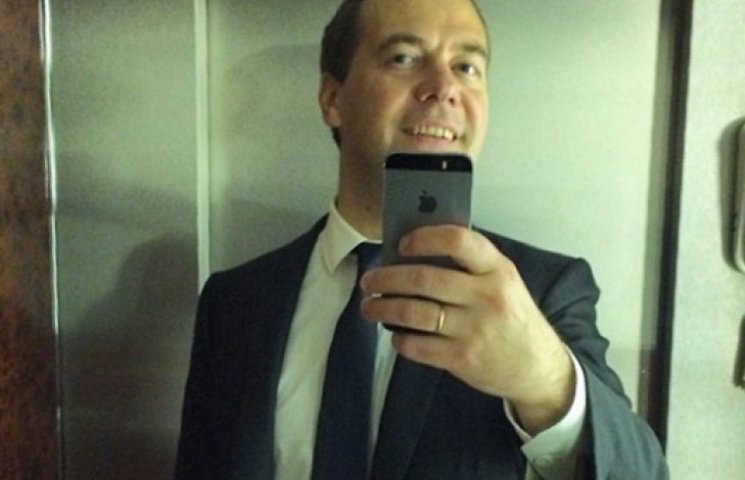 ФОТО ДНЯ: Медведев позирует в лифте…
