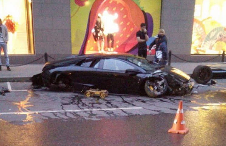 В Москве владелец Lamborghini протаранил…