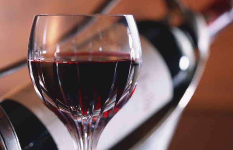 Вино лучше пить при красном свете и под…