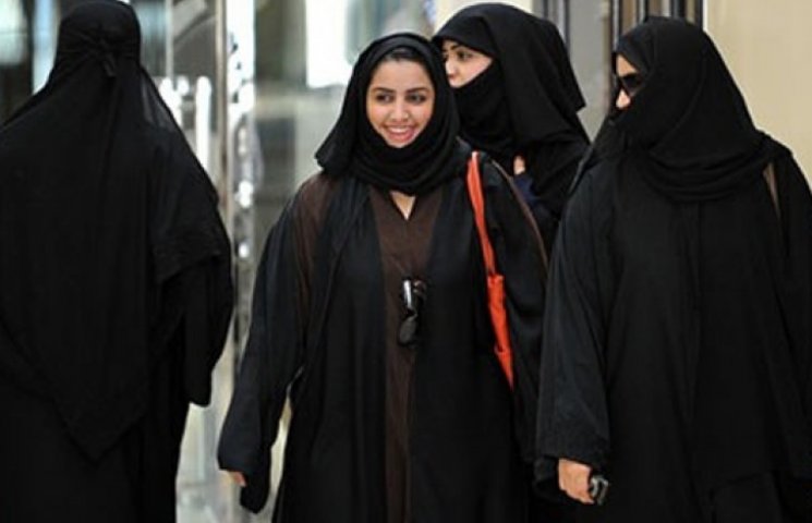 Саудовские мужчины показывают женам, меш…