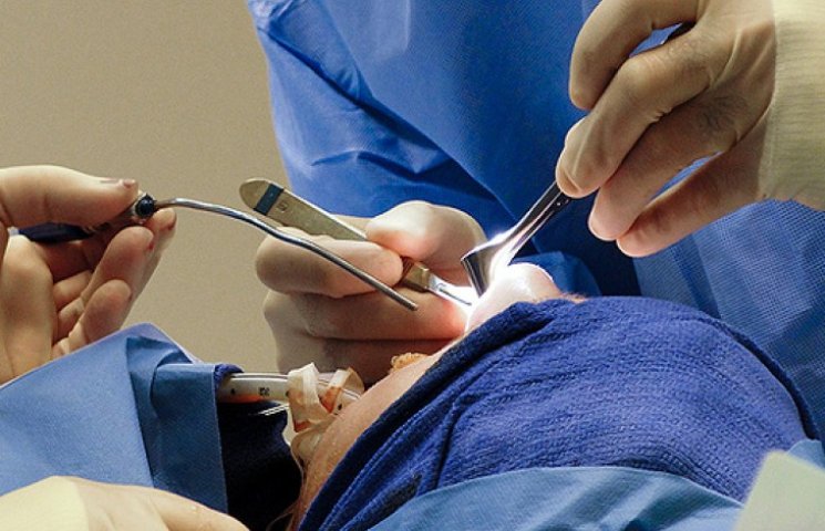 Впервые в Украине хирург спас жизнь солд…