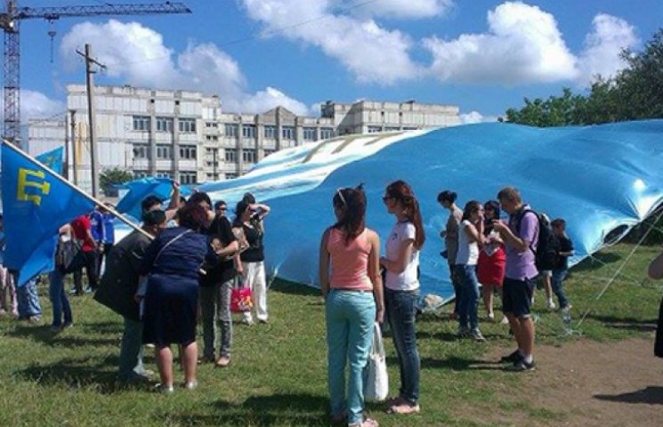 В Крыму татары празднуют День флага в оц…