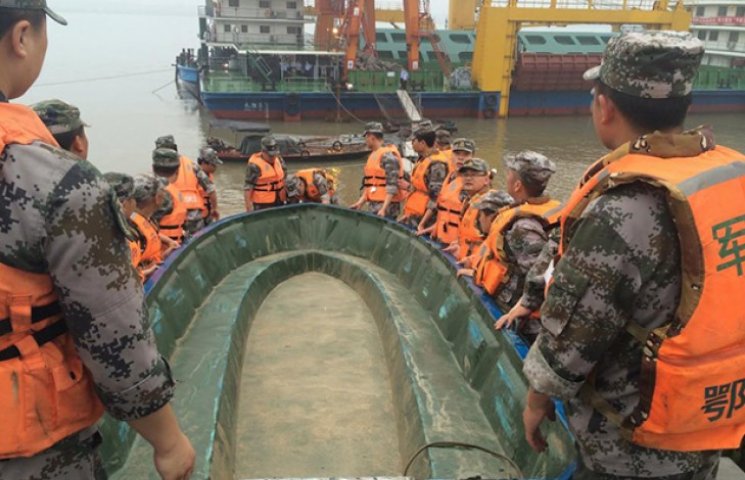 В Китаї затонув корабель з туристами (ФО…