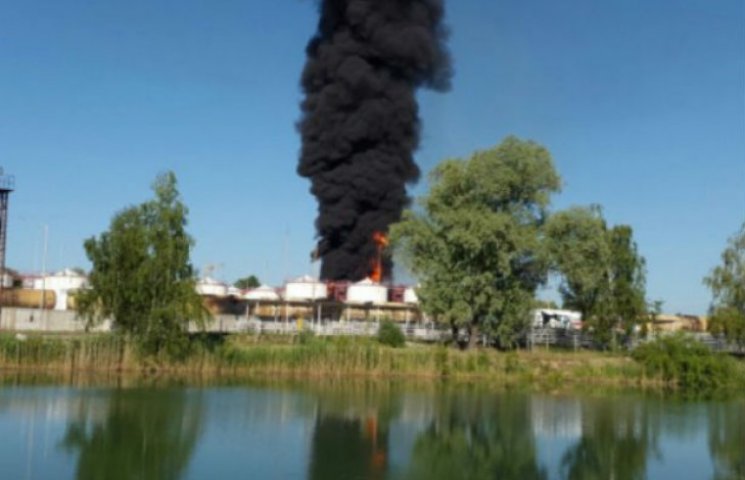 Як лютує пожежа на нафтобазі під Києвом:…