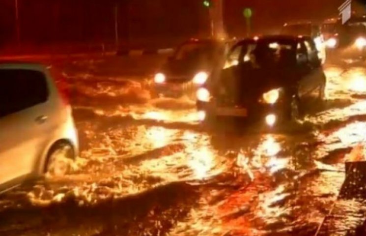 У Тбілісі потужна повінь: затоплені доро…