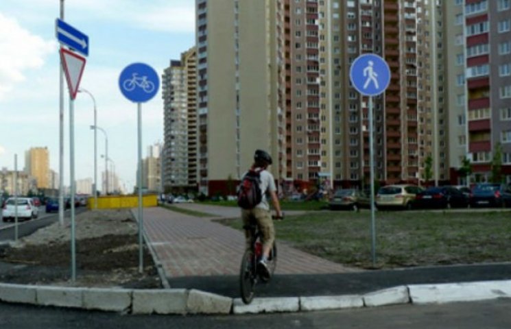 Як у Києві будують велодоріжку з Троєщин…