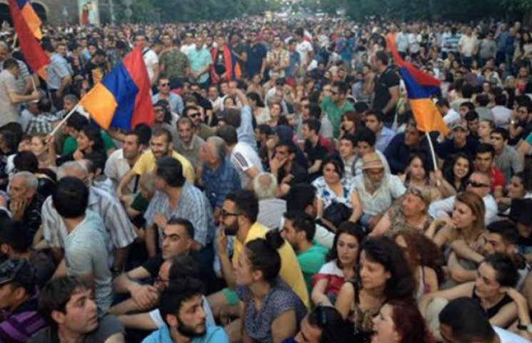"Майдан" у Єревані: тисячі розлючених та…