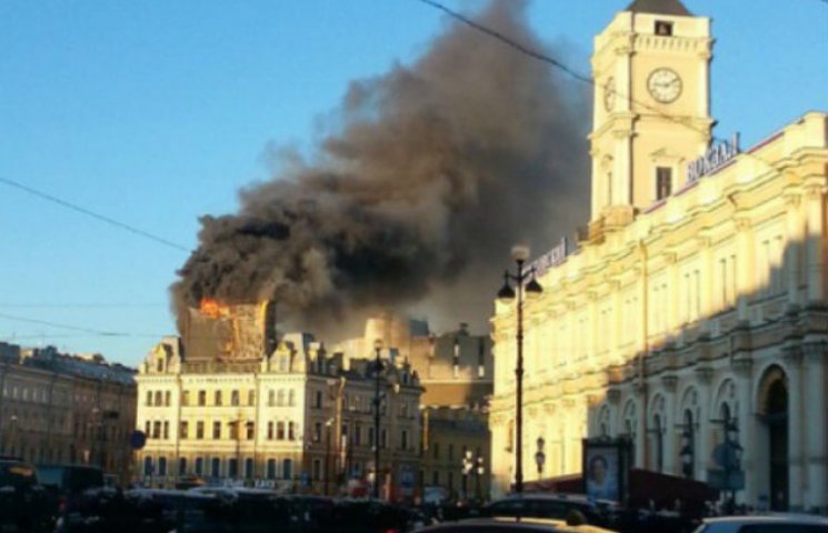 У центрі Петербурга вирує масштабна поже…