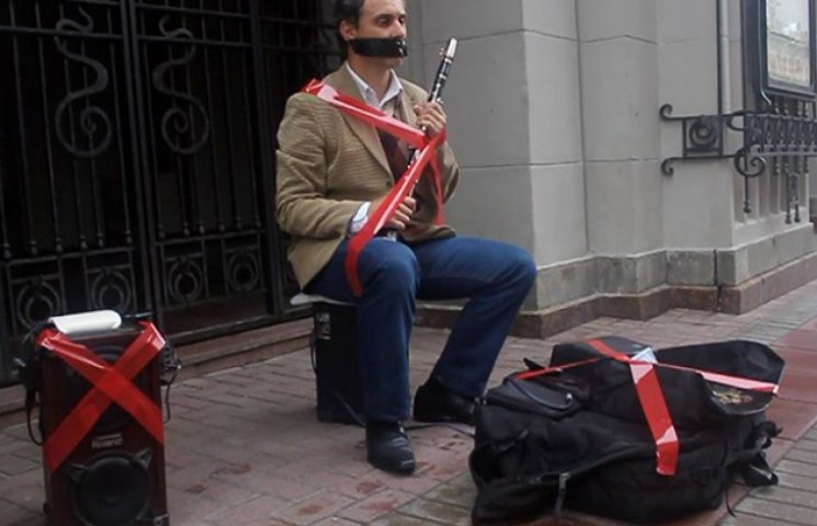 У Москві музиканти заклеїли роти та інст…