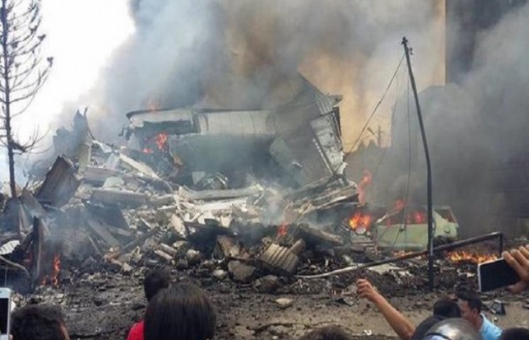 В Індонезії військовий літак впав на гот…