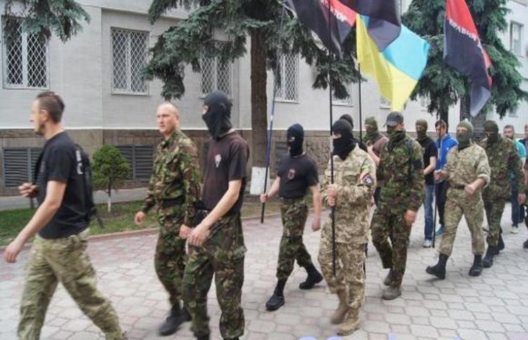 У Тернополі активісти в балаклавах пікет…