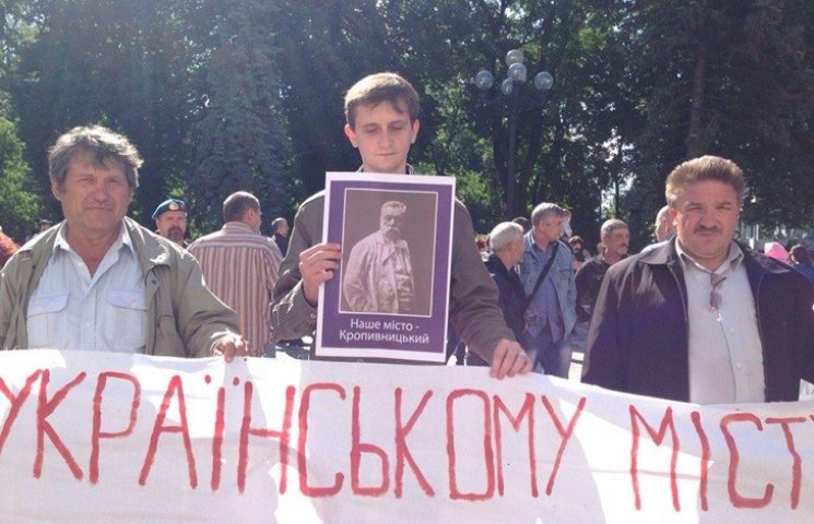 Під Радою мітингують дві протиборчі груп…