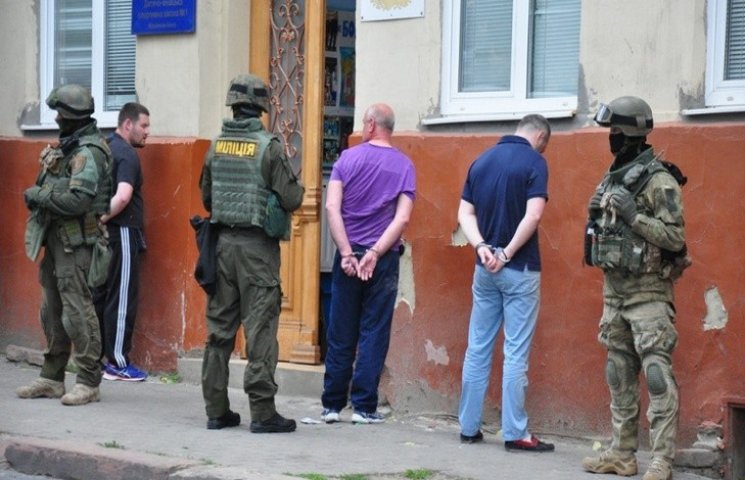 В Черновцах спецназовцы задержали пятеры…