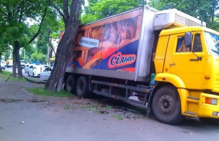 У центрі Миколаєва зіштовхнулись вантажі…