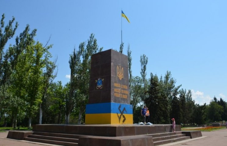 Український прапор на постаменті Леніна…